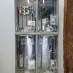 QUADRO DE POLICARBONATO PARA ATENDIMENTO DE 3 CONSUMIDORES BIFÁSICOS DE 63A, 1 CAIXA DE PASSAGEM DE SAÍDA
