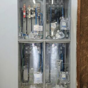 QUADRO DE POLICARBONATO PARA ATENDIMENTO DE 3 CONSUMIDORES BIFÁSICOS DE 63A, 1 CAIXA DE PASSAGEM DE SAÍDA