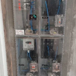 QUADRO DE POLICARBONATO PARA ATENDIMENTO DE 2 CONSUMIDORES MONOFÁSICOS DE 63A, 1 CONSUMIDOR BIFÁSICO DE 63A, 1 CAIXA DE