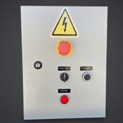 QUADRO DE COMANDO DE MOTOR 40X30X20 MONTADO COM INVERSOR DE FREQUENCIA PARA ACIONAMENTO DE MIT DE ATE 5CV, 220V